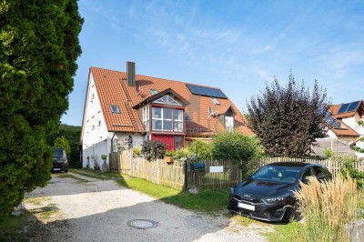 MÜNCHNER IG: CHALET-FEELING bietet diese helle 4-Zimmer-DG-Maisonette mit Kamin mit Blick ins Grüne