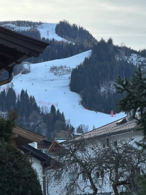 KITZBÜHEL ZENTRUM MODERN GROSSE SONNIGE TERRASSE STREIFBLICK PROV-FREI