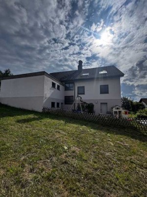 Gepflegtes 2 Fam. Haus mit großem Grundstück und Doppelgarage in Althengstett