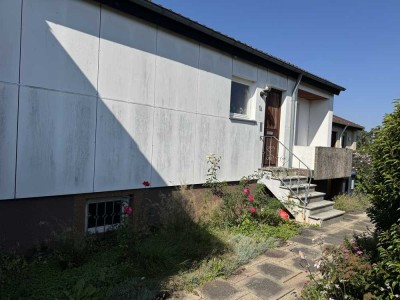 Charmantes RMH mit Garage, Hobbyraum und Garten-sanierungsbedürftig aber mit viel Potential