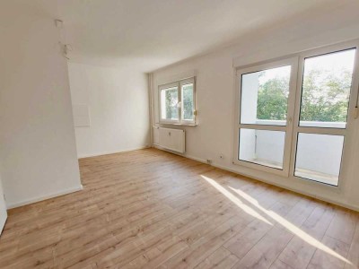 Sanierte 2-Raumwohnung in ruhiger Lage + neuer Laminatboden + Wannenbad + EBK-Option