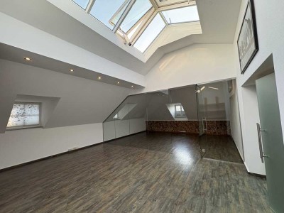 Großzügige und lichtdurchflutete 3-Zimmer DG-Wohnung im Zentrum Holzkirchens