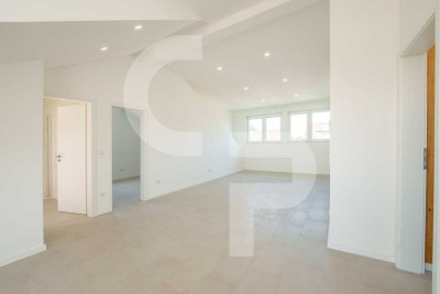 ERSTBEZUG MIT WEITBLICK: 3 ZIMMER-DACHGESCHOSS + STELLPLATZ