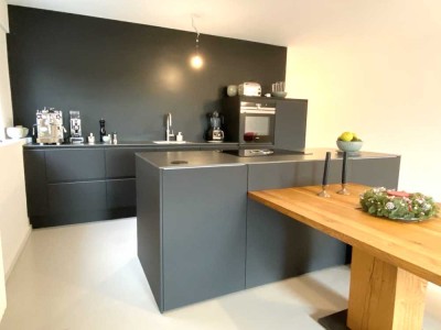 Rarität an den Niddawiesen mit eigenem großen Garten