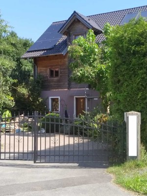 Holzhaus auf großem Hof für Selbstversorger mit Nebengebäuden