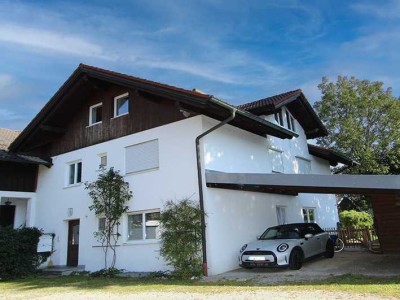 Dachgeschosswohnung mit Balkon und Bergblick in Prien