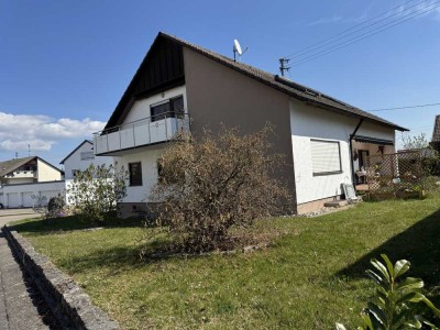 Ansprechendes Zweifamilienhaus mit Garage und Carport in ruhiger Lage in Aalen-Fachsenfeld