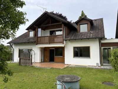 Neuer Preis! Zweifamilienhaus mit zwei getrennten Wohnungen. Sofort frei.