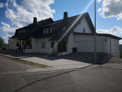 Gehobene Doppelhaushälfte mit atemberaubender Aussicht und Naturidylle