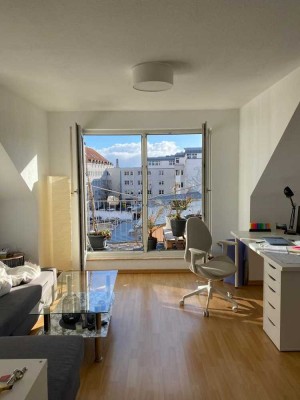 Zentrale, teilmöblierte 2-Zi-DG-Wohnung mit Balkon und Küche in Bestlage