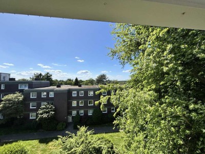 Stilvolle, vollständig renovierte 3-Zimmer-Wohnung mit Balkon und Einbauküche in Düsseldorf