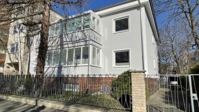 Stilvolle, modernisierte 4-Zimmer-Hochparterre-Wohnung mit geh. Innenausstattung mit EBK