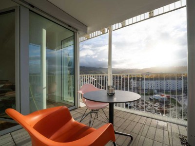 Stilvolle 3-Zi.-Wohnung mit Balkon und großer Terrasse umgeben von viel Grün