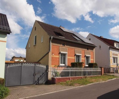 Freistehendes Einfamilienhaus in attraktiver Lage und Nebengelass