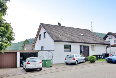 Charmante 3-Zimmer-Dachgeschosswohnung mit idyllischer Aussicht in Enzklösterle