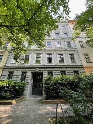 Top Lage in wunderschön Altbau mit Blick in den jüdischen Friedhof Schoenhauser Allee