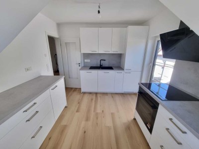 Neuvermietung nach Kernsanierung 4-Zimmer-Dachgeschosswohnung mit Bad, Gäste WC und EBK