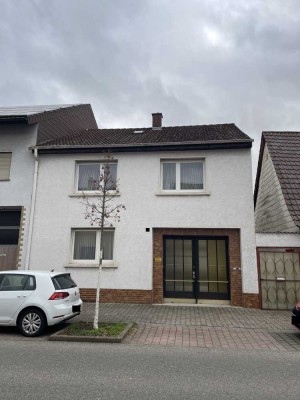 Reihenmittelhaus mit ca. 122qm, 5 Zimmer, Garten + Scheune in Altlußheim