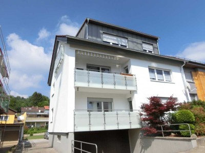 Schöne und helle 3-Zimmer-Dachgeschosswohnung mit Balkon und EBK
