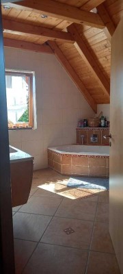 Ansprechende und neuwertige 4-Raum-DG-Wohnung mit Balkon in Neusorg