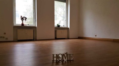 helle 1-Raumwohnung im EG * Tageslichtbad m. Wanne & Dusche