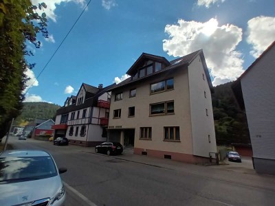 Attraktive 4-Zimmer-Wohnung mit Balkon und Einbauküche in Bad Wildbad