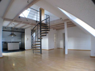 Individuelle & helle 3,5 Zi. DG Galeriewohnung *neue Wärmepumpe*