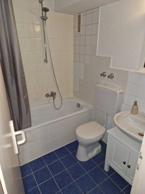 Modernisierte 3-Raum-Wohnung mit Balkon und Einbauküche in Meerbusch