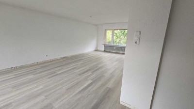 Sehr schöne, grün & ruhig liegende 4-Zim.-Wohnung mit 2 Balkonen - neu saniert- in Kaarst