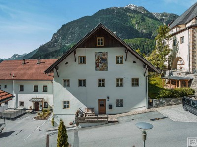 Geschichtsträchtiges Gebäude mit Blick über Ötz