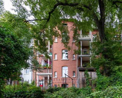 Am Kanal. Bezugsfreie Wohnung. Balkon in den Bäumen.