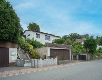Sanierungsbedürftige Villa in Premium-Lage.