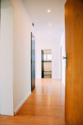 Helle, vollständig renovierte 3-Zimmer-Erdgeschosswohnung mit Balkon, Garage und Kellerraum.