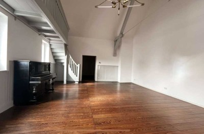 Einzigartige Wohnung im historischen Tanzsaal mit hohen Decken und moderner Dämmung