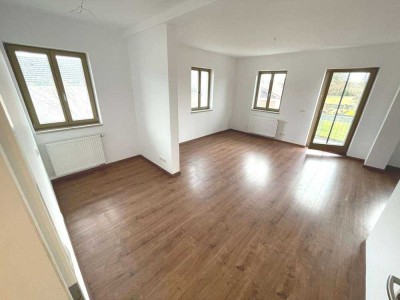 Moderne, helle 2-Zimmer-Wohnung im 1. OG mit schönem Balkon