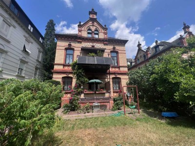 Südliches Nerotal: eine Altbauvilla mit 3 Wohnungen und 4 Garagen!