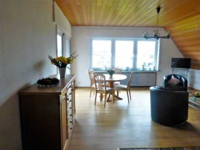 Schöne und modernisierte 3-Zimmer-Dachgeschosswohnung mit geh. Innenausstattung mit Balkon