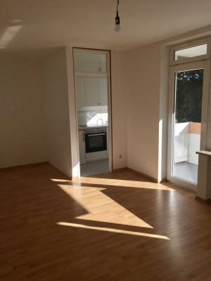 Modernisierte Wohnung mit einem Zimmer sowie Balkon und EBK in Unterföhring