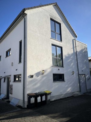 Sehr gepflegte 4-Zimmer Doppelhaushälfte mit Stellplatz in Frankfurt-Heddernheim