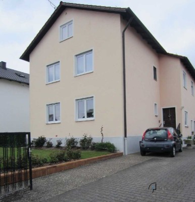 Zweifamilienhaus mit großem Garten