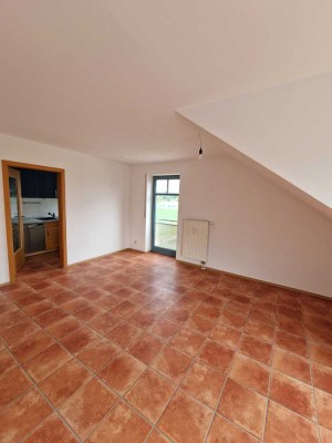 Helle 2-Zimmer-Dachgeschosswohnung mit Einbauküche in Kissing