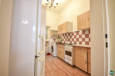 1-Zimmer-Altbau mit Entwicklungspotenzial – top gelegen