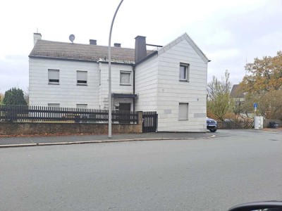 Einfamilienhaus ( Handwerkerobjekt ) mit separaten Gewerbebau in Hof