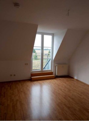 Moderne 3-Raum-Dachgeschosswohnung mit Balkon, Einbauküche und Stellplatz