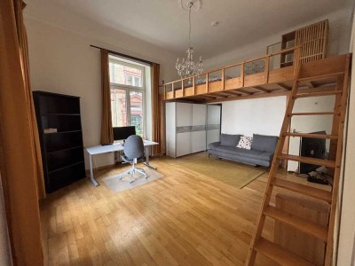 Stilaltbau in Toplage City-Ost! 1 ZKBB + Galerie - 47 m² mit geräumiger EBK + Parkett € 650,- + NK