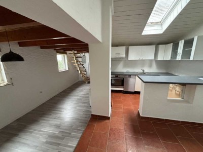 Vollmöblierte, modernisierte 2-Raum-Maisonette-Wohnung mit EBK in Stuttgart