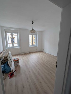 Komplett sanierte 3-Zimmer-Altbau-Wohnung in zentraler Lage zur Erstvermietung