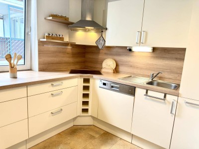 Helle, teilmöblierte Eigentumswohnung mit sonnigem Balkon und Tiefgaragenparkplatz.