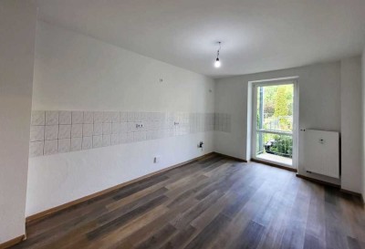 *Geräumige 2-Raumwohnung sucht Sie*+ frisch renoviert +Wannenbad + Balkon + EBK als Option!