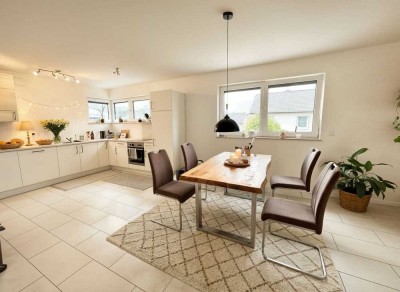 Modernes Wohnen in Rödelsee: Lichtdurchflutete 3-Zimmer-Wohnung mit offenem Grundriss u. Balkon